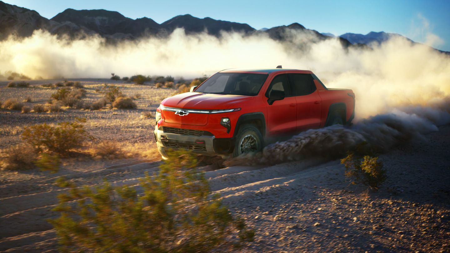 Silverado Trail Boss vs Sierra AT4 2025 : Quel camion choisir pour les sentiers du Québec?