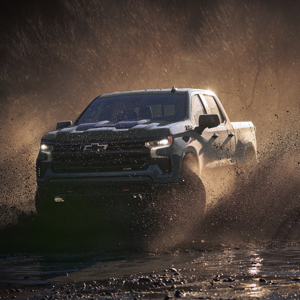 Chevrolet Silverado 1500 2026 roulant hors route dans un décor canadien